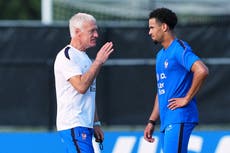 Didier Deschamps vuelve con Francia al Mundial tras ir a Europa por el funeral de su madre