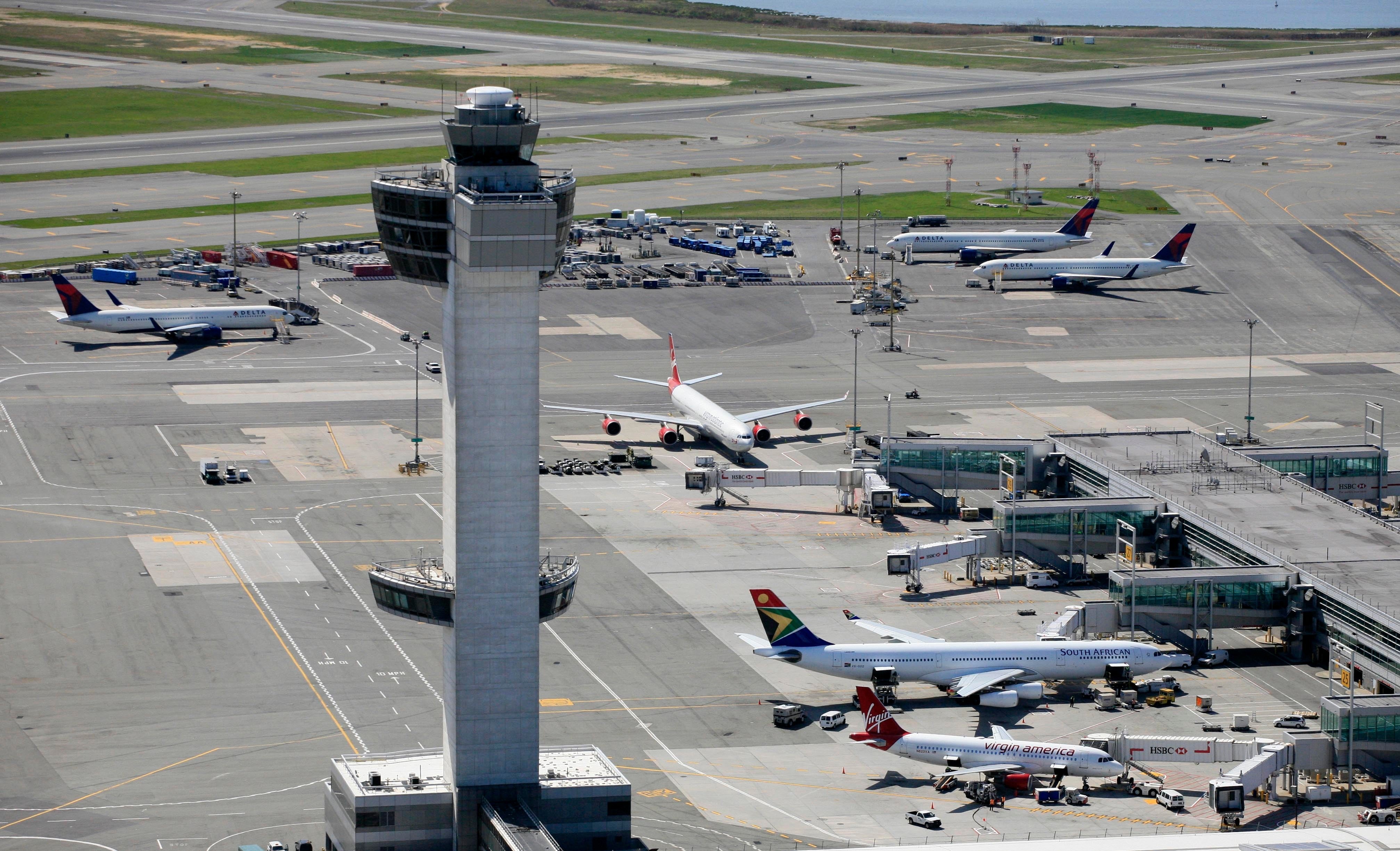 Piloto de JetBlue reporta choque con dron al aterrizar en el aeropuerto JFK