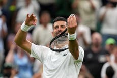 Una propuesta de matrimonio y Bad Bunny roban atención al debut de Djokovic en Wimbledon