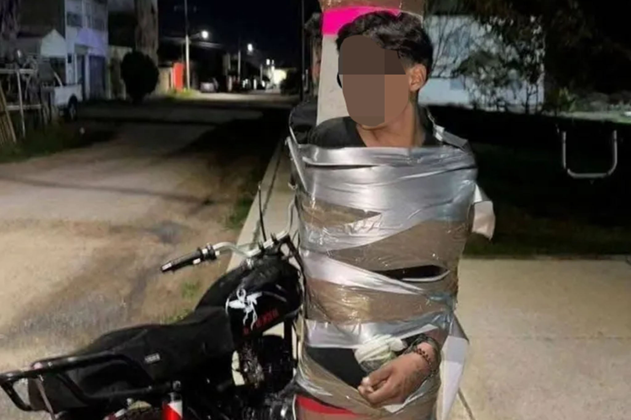 Se han encontrado hombres atados a farolas con carteles de advertencia