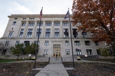Acusan de asesinato a padres de Michigan por muerte de niño de 7 años que pesaba 116 kilos al morir