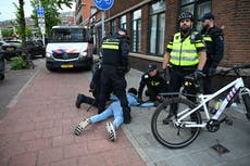 Aficionados chocan con la policía en La Haya tras triunfo de Marruecos sobre Holanda en el Mundial