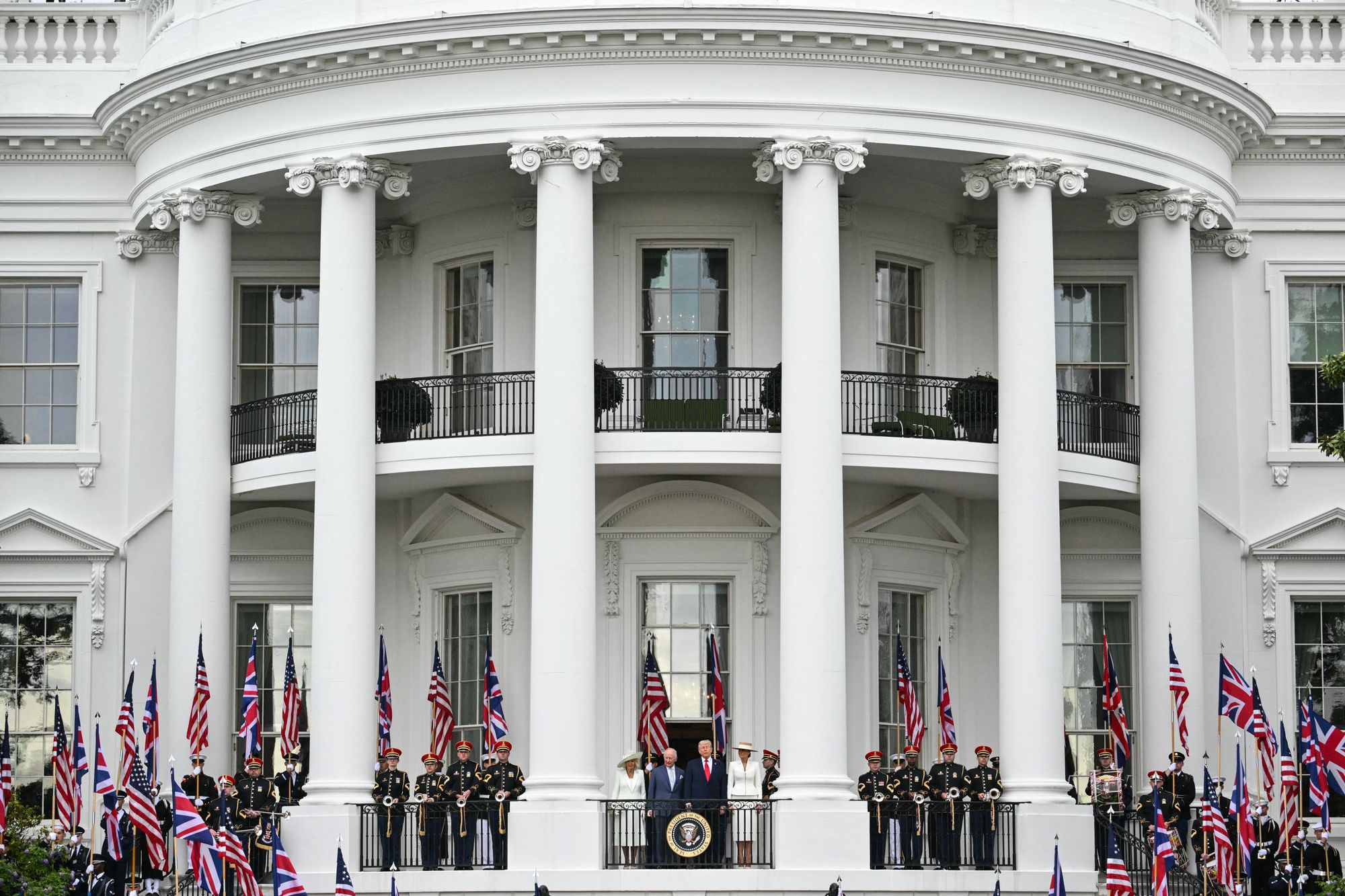 El balcón superior de la Casa Blanca en su estado actual, sin el elemento decorativo propuesto por Donald Trump