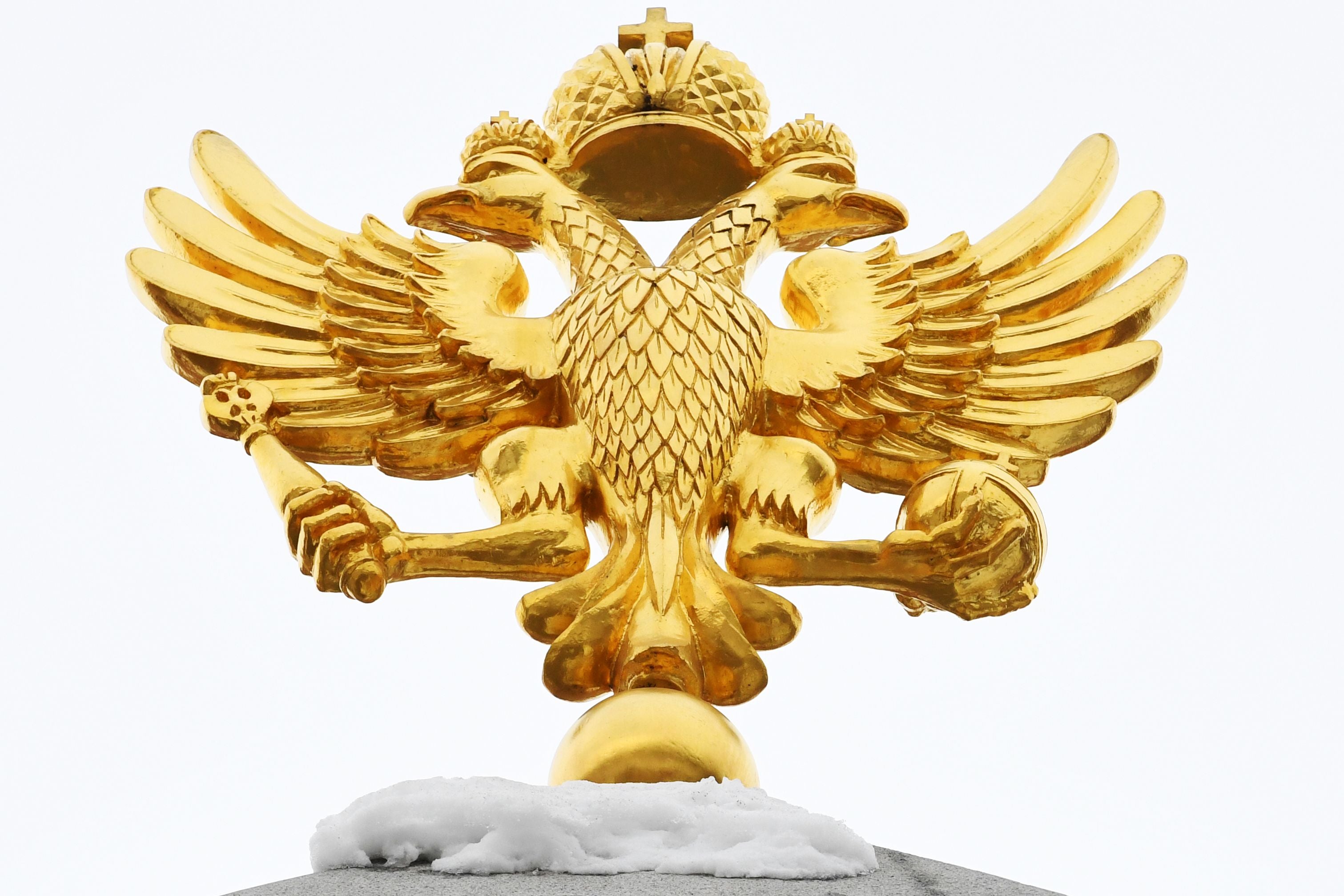 En redes sociales, algunos usuarios compararon el diseño con el águila bicéfala del escudo nacional de Rusia