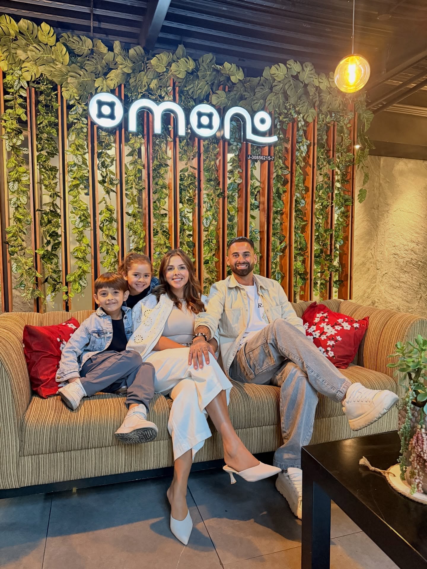 <p>Lucas Trejo junto a su esposa y sus dos hijos</p>