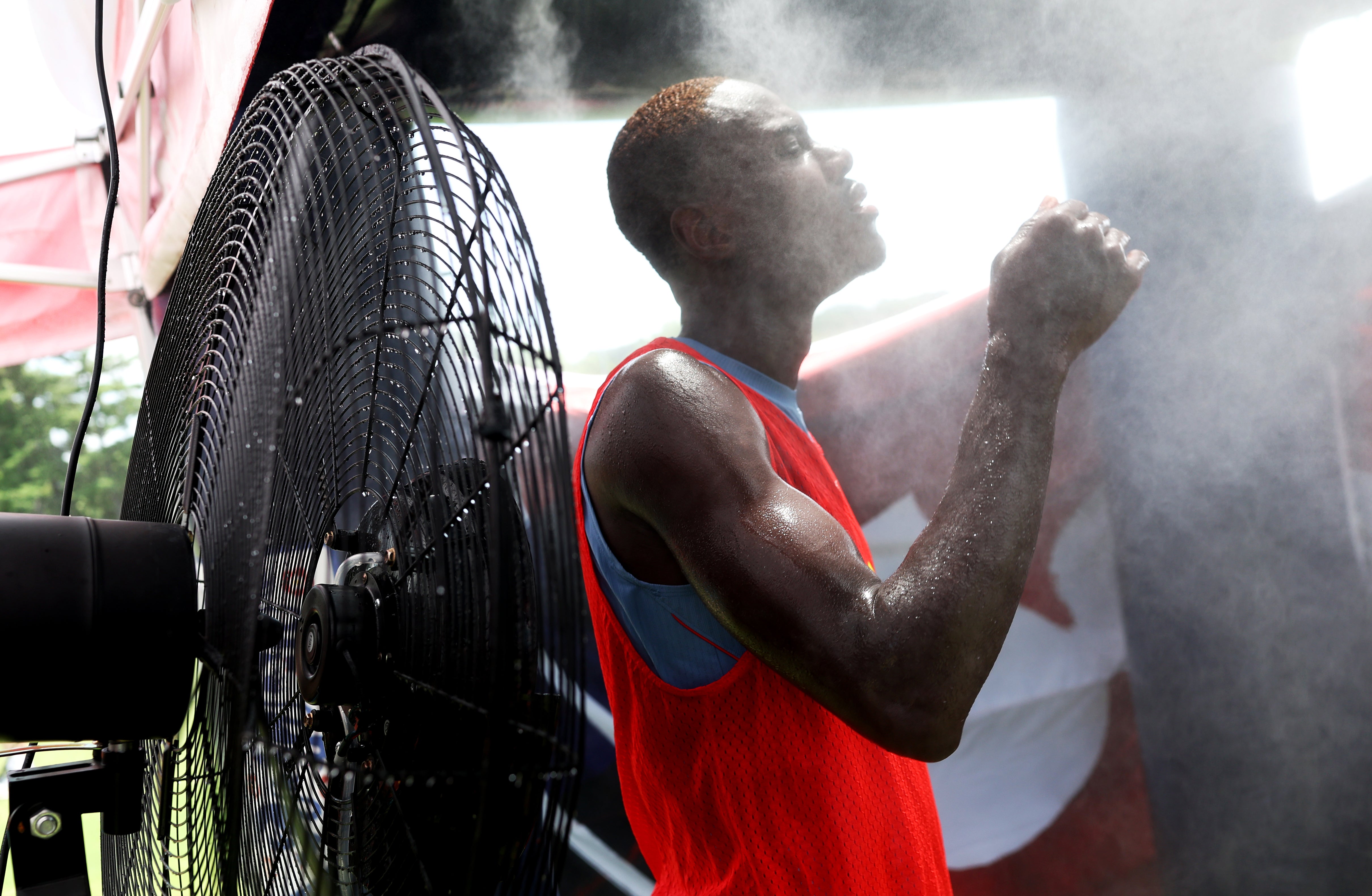 <p>Trevoh Chalobah, futbolista inglés, se refresca durante un entrenamiento del Mundial el lunes en Kansas City, Kansas. Gran parte del sur, el centro y el este de Estados Unidos permanece bajo la amenaza de una peligrosa cúpula de calor que afectará a la región durante la próxima semana  </p>