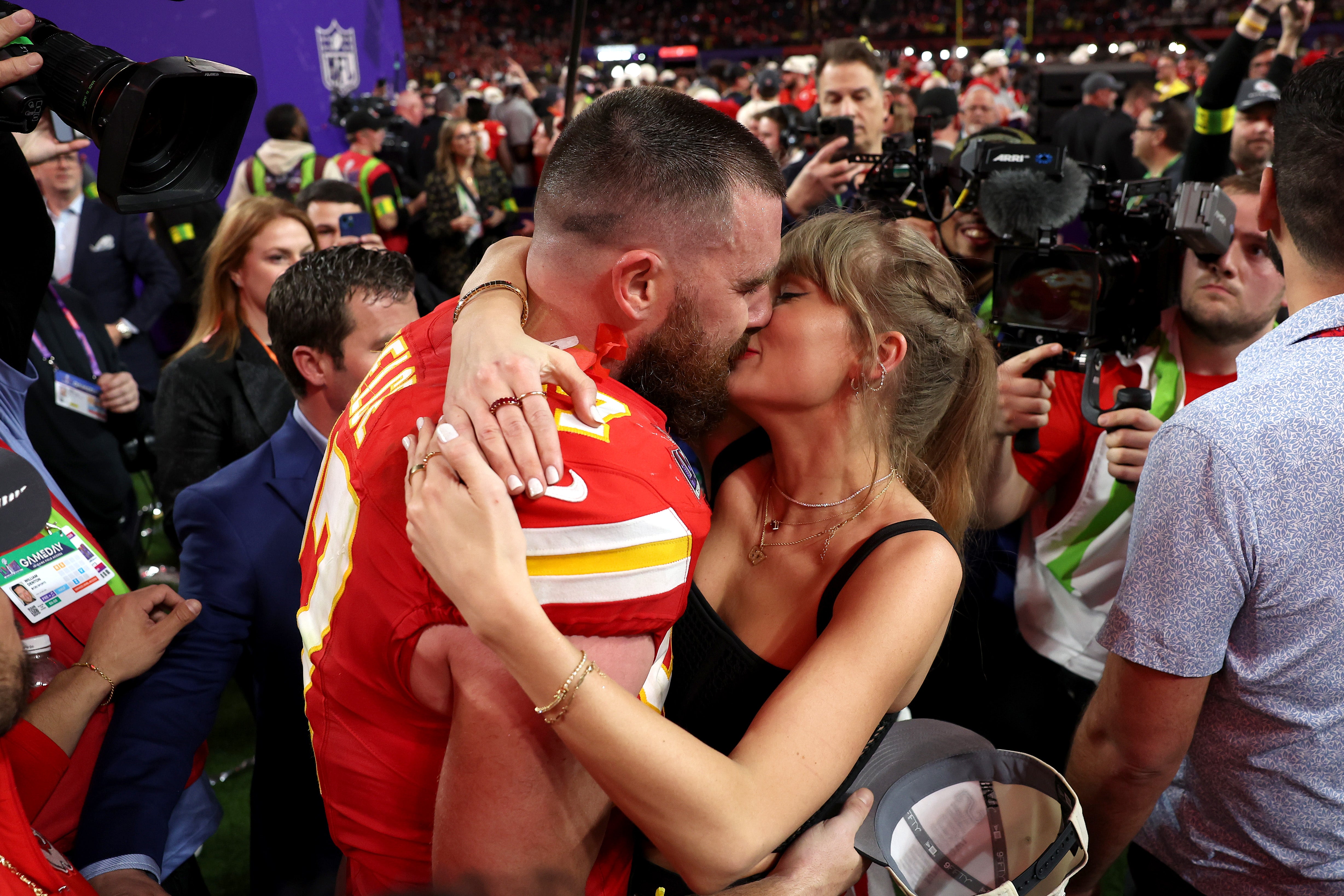 Kelce no es precisamente pobre —la estrella de la NFL tiene un patrimonio neto estimado de $70 millones—, pero se va a casar con la mujer más rica de la historia del mundo de la música. Swift ocupa el puesto 2.052 en la lista de multimillonarios de Forbes, con un patrimonio neto estimado de $2.000 millones. Esto supone una diferencia de riqueza de aproximadamente $1.900 millones entre ambos