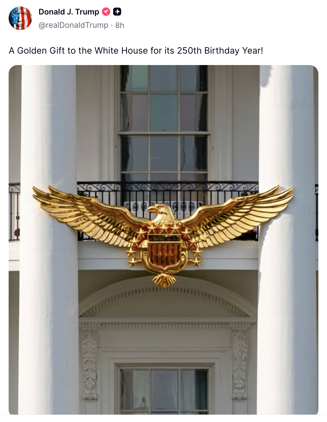 <p>Donald Trump compartió en Truth Social una imagen de un escudo con un águila calva colocado en un balcón de la Casa Blanca y dijo que pretende regalarlo al país por el 250.º aniversario de Estados Unidos  </p>