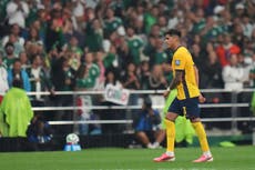 Hincapié, de Ecuador, es el 2º expulsado por hablar con la boca tapada en el Mundial