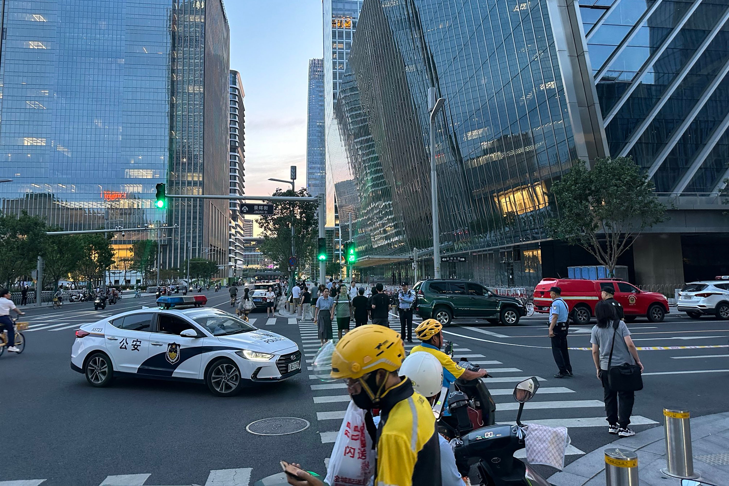 La policía vigila los alrededores de la Torre CITIC en Pekín