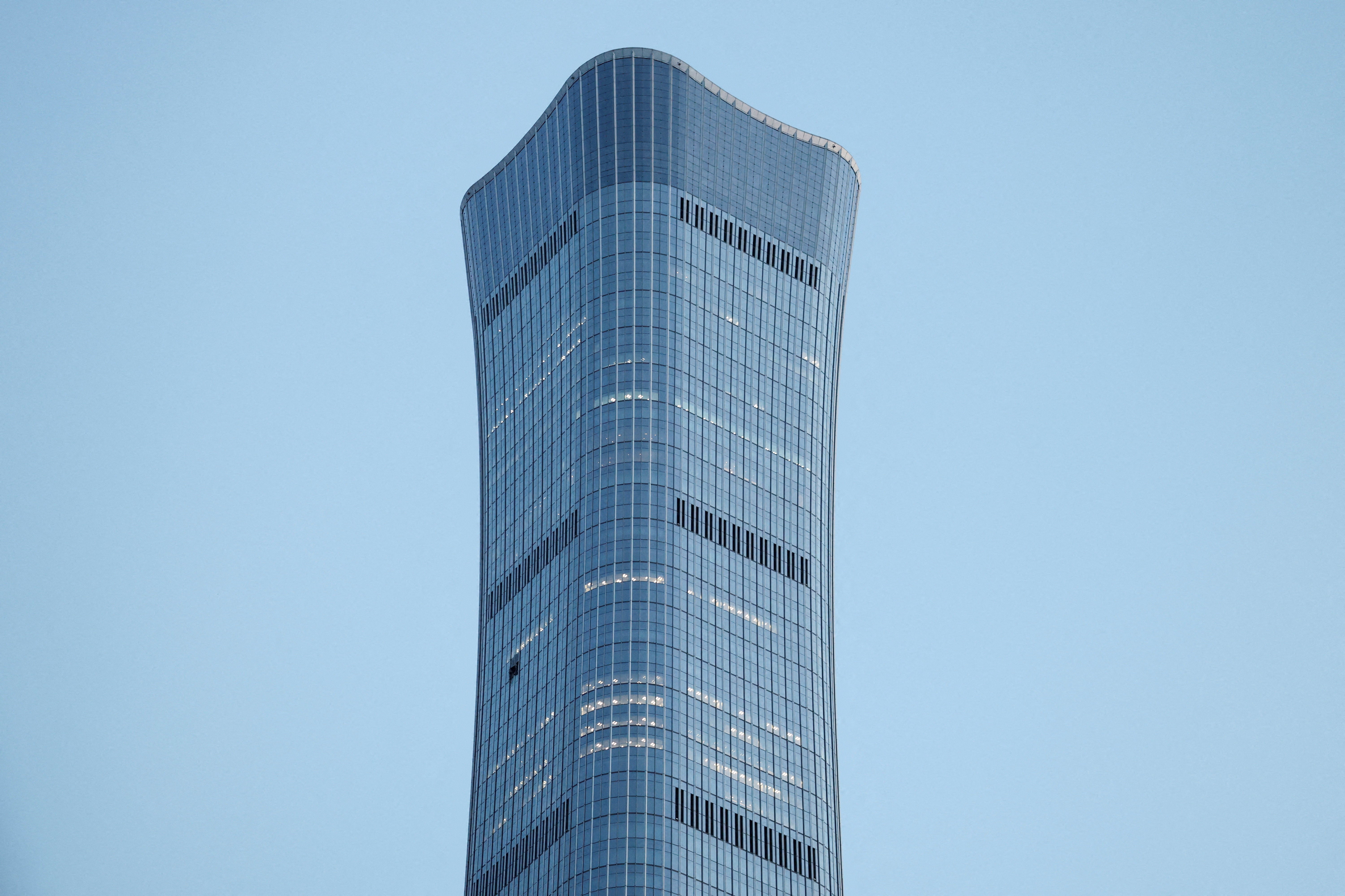 <p>La Torre CITIC, también conocida como China Zun, en la que se aprecian daños en una planta alta de la fachada exterior, en Pekín (China), el 26 de junio de 2026</p>