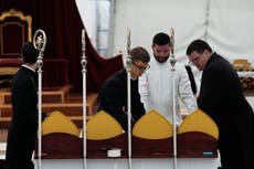 Tradicionalistas católicos nombran obispos en desafío al papa León XIV y se arriesgan a un cisma