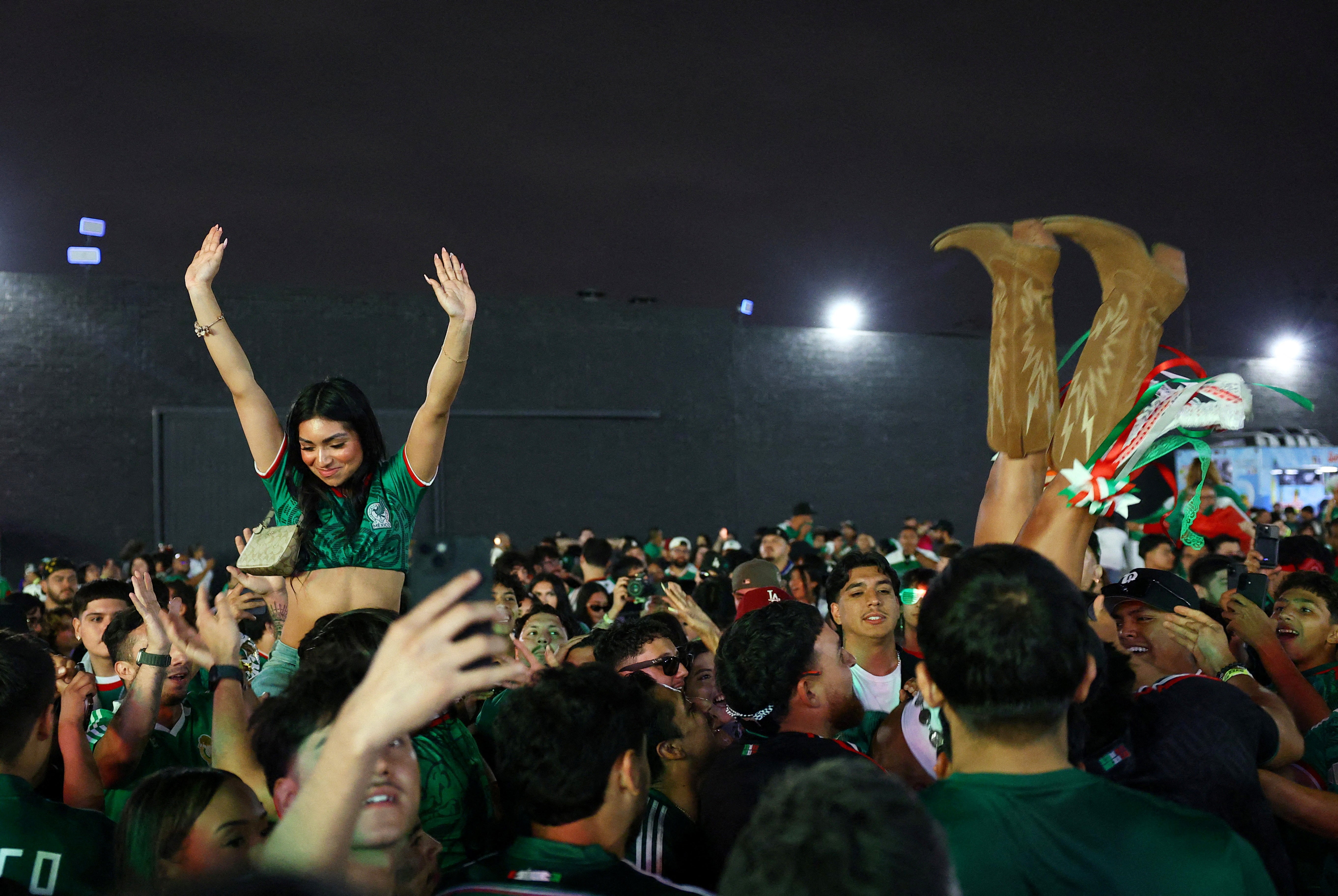 <p>Un millón de aficionados mexicanos salieron a las calles de la capital para celebrar su victoria sobre Ecuador</p>