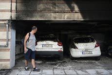 Ataques con bombas incendiarias en Grecia apuntan a miembros del partido en el gobierno