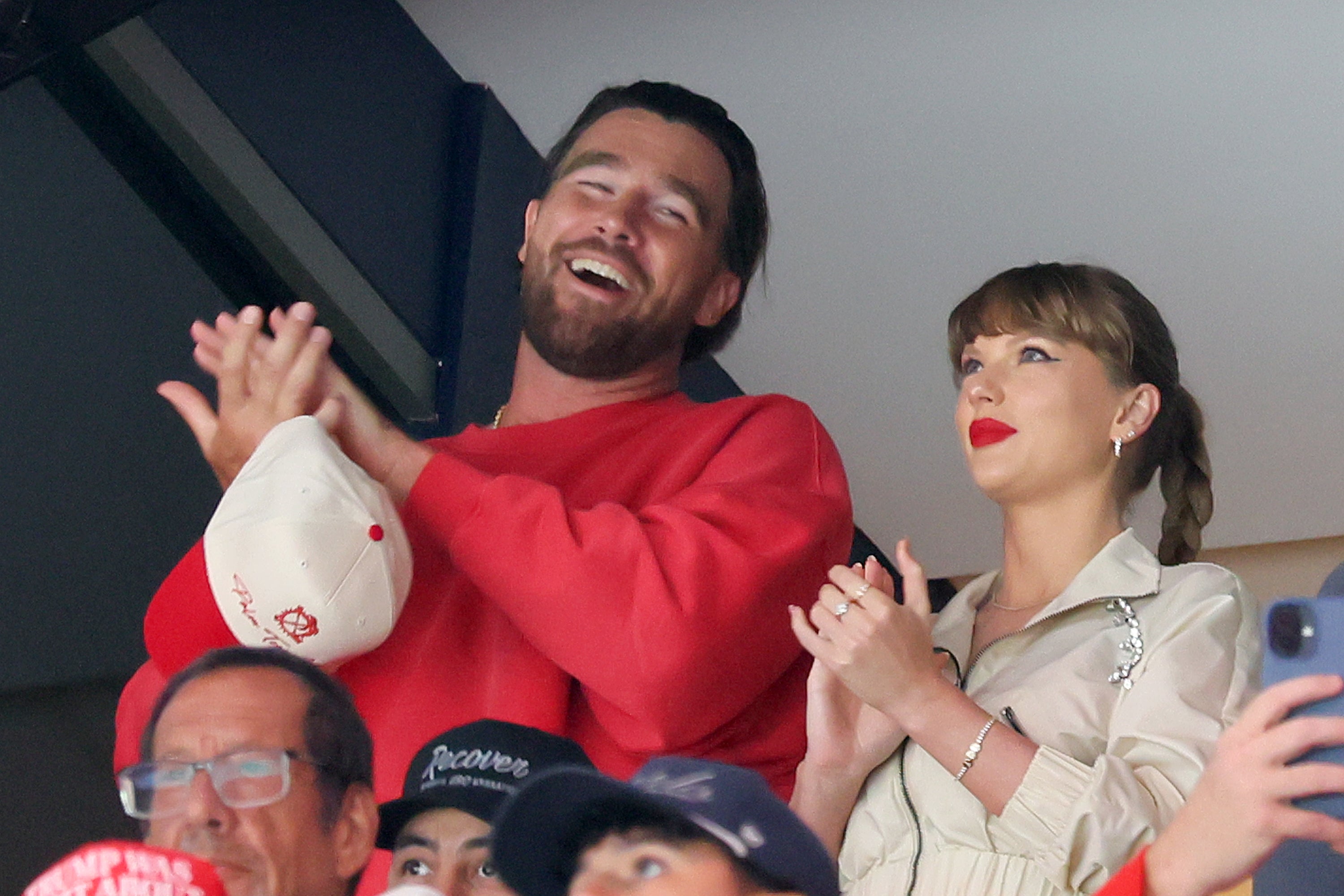 Travis Kelce y Taylor Swift, que tienen previsto casarse este viernes en el Madison Square Garden, presentan grandes diferencias en cuanto a su patrimonio neto