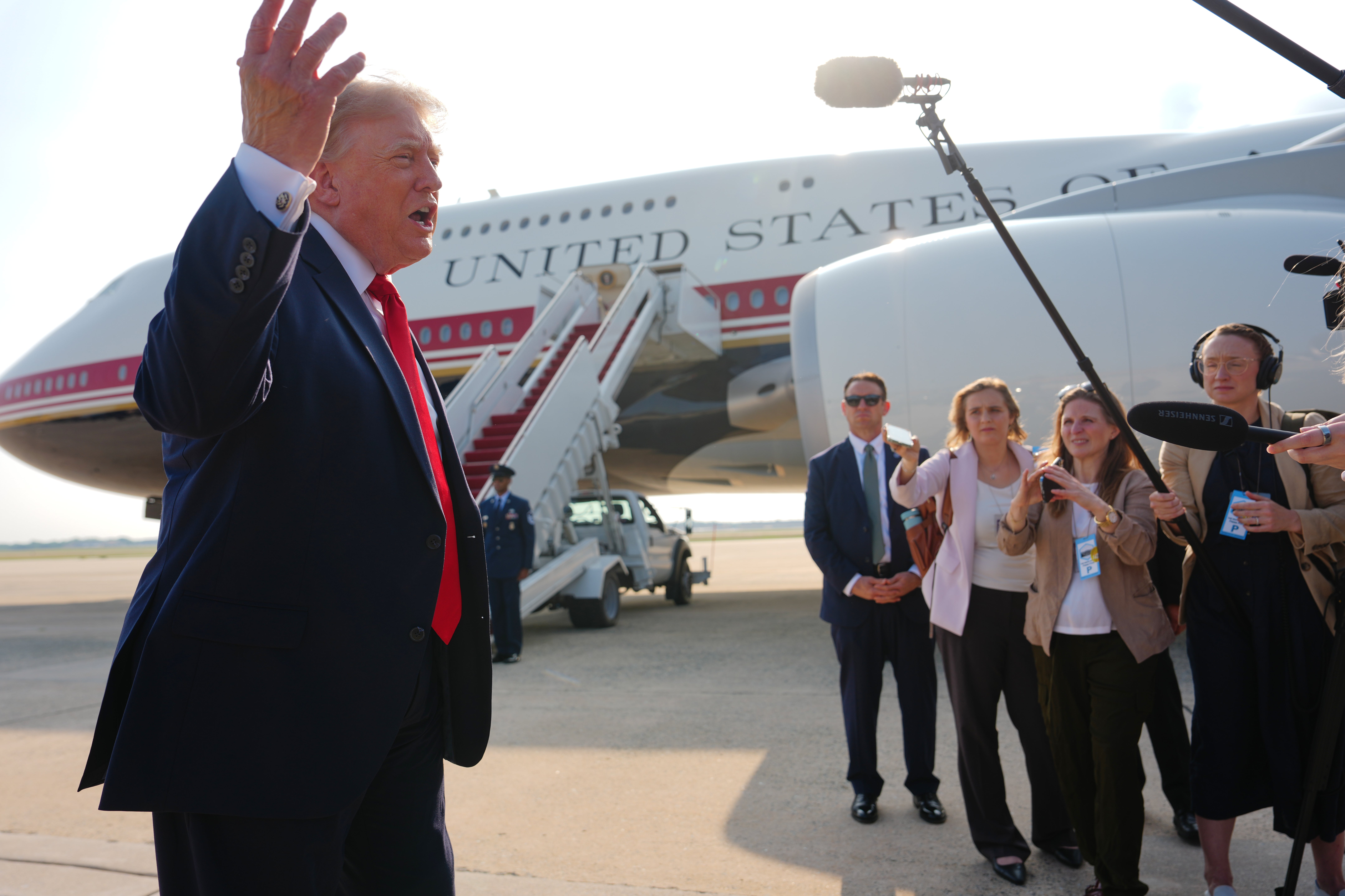 El presidente de Estados Unidos, Donald Trump, habla con la prensa antes de abordar el nuevo Air Force One donado al país por el gobierno de Qatar, durante su primer vuelo