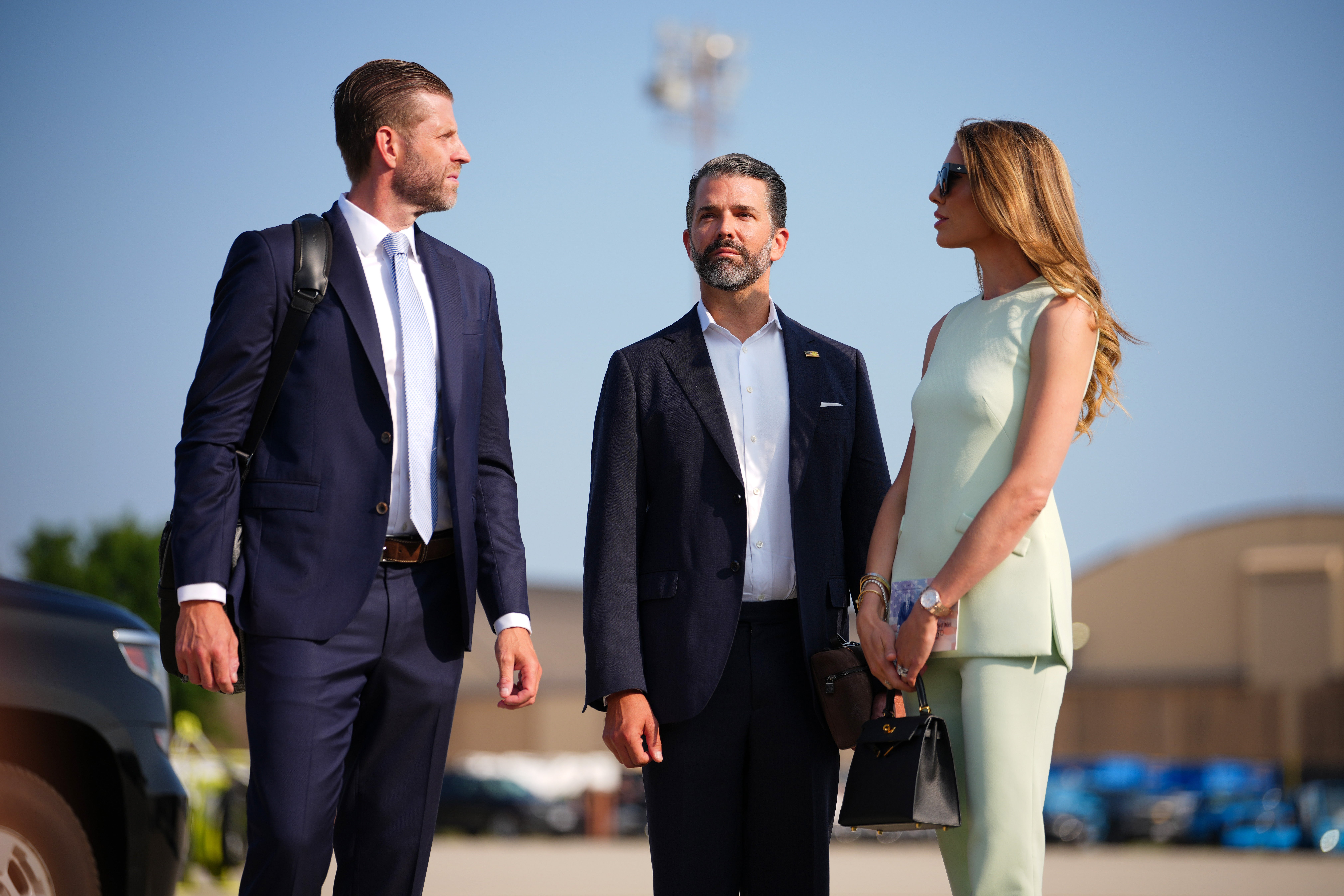 Eric Trump, Donald Trump Jr. y Bettina Anderson se preparan para abordar el Air Force One junto al presidente Donald Trump con destino a Dakota del Norte, donde asistirán a la inauguración de la Biblioteca Presidencial Theodore Roosevelt