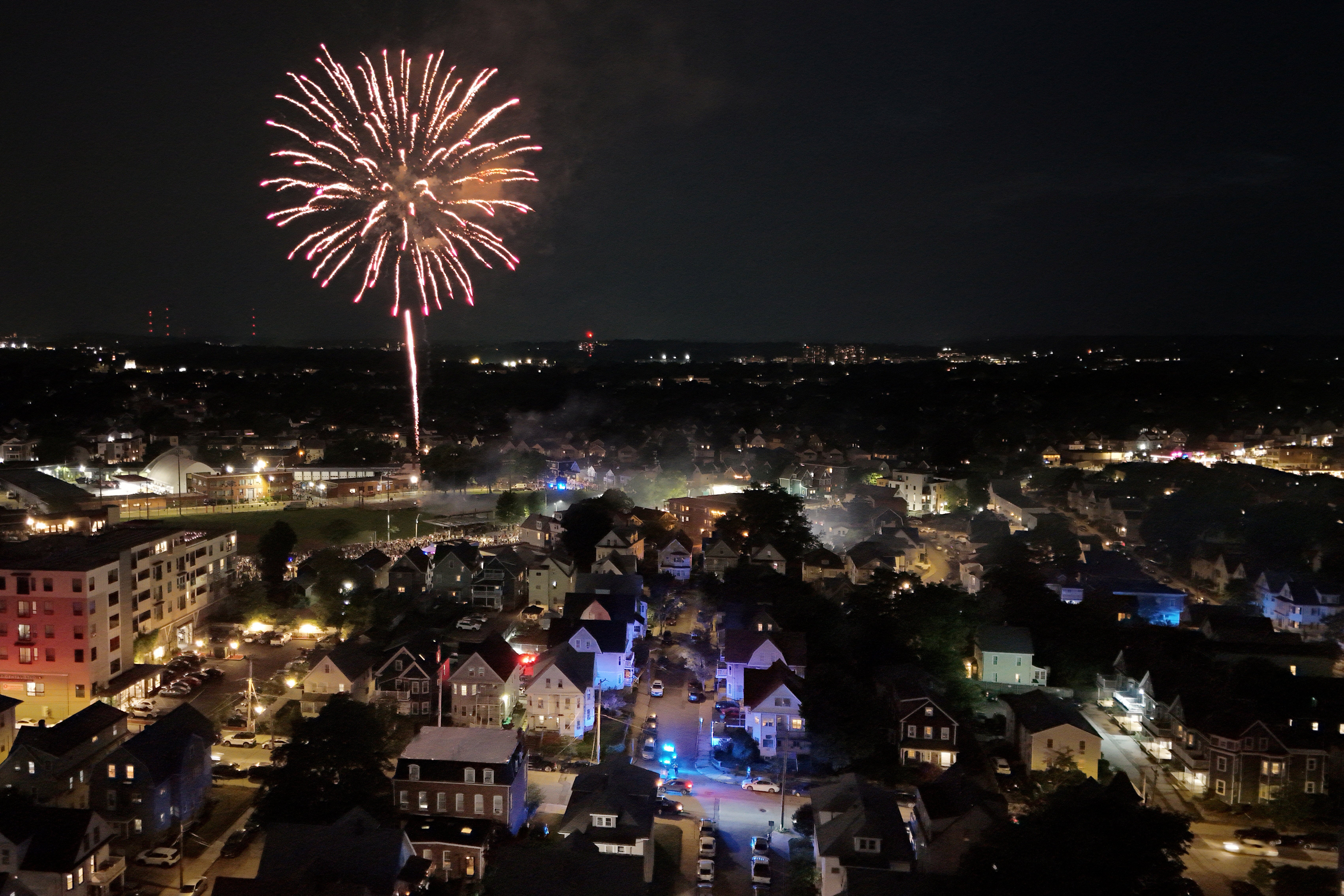 Una imagen tomada desde un dron muestra los fuegos artificiales del 4 de julio sobre Somerville, Massachusetts, EE. UU., el 30 de junio de 2026