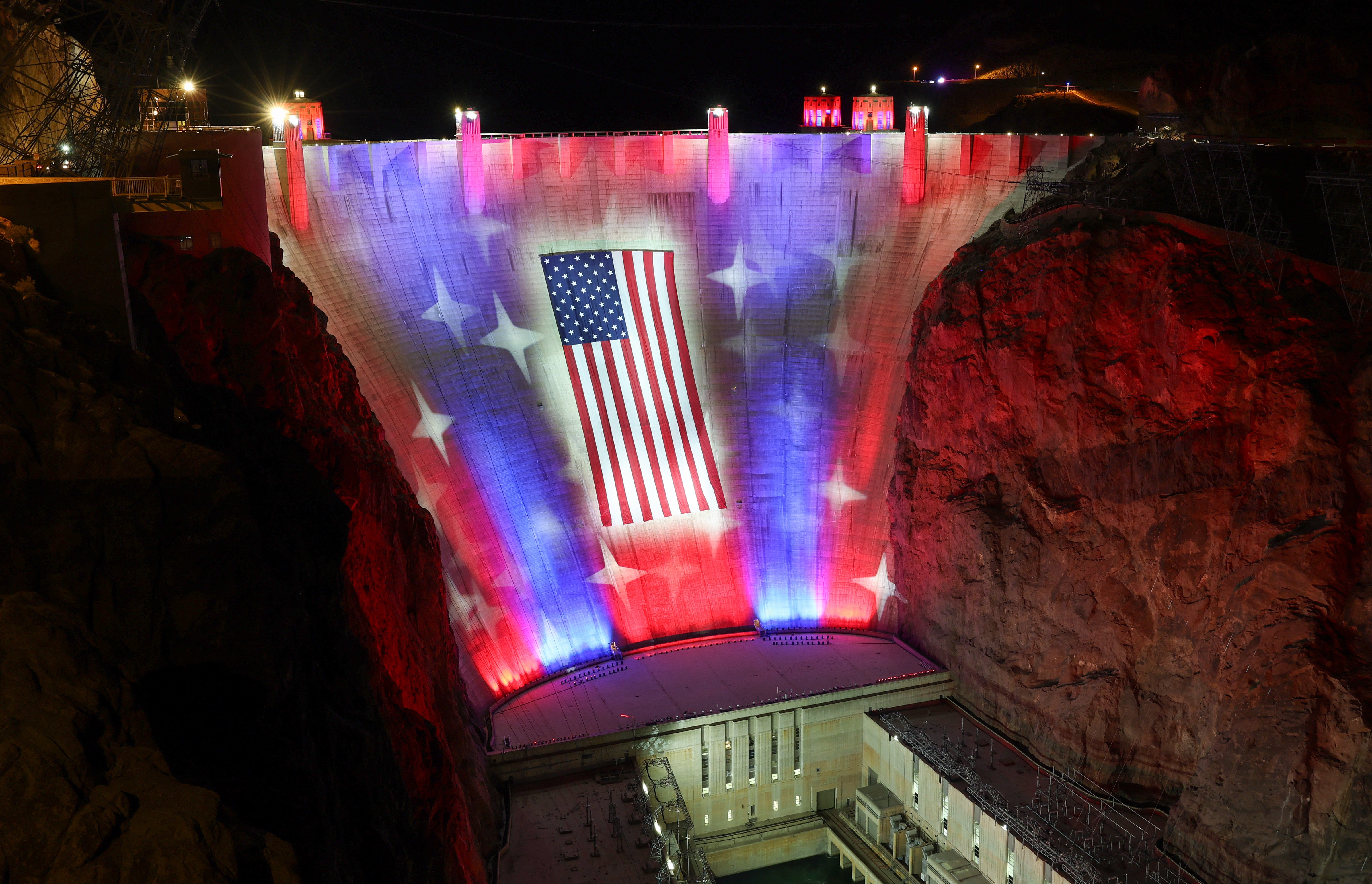 Una bandera estadounidense de 91 metros de ancho por 46 metros de alto cuelga sobre la presa Hoover el 30 de junio de 2026 en el Área Recreativa Nacional del Lago Mead, Nevada.