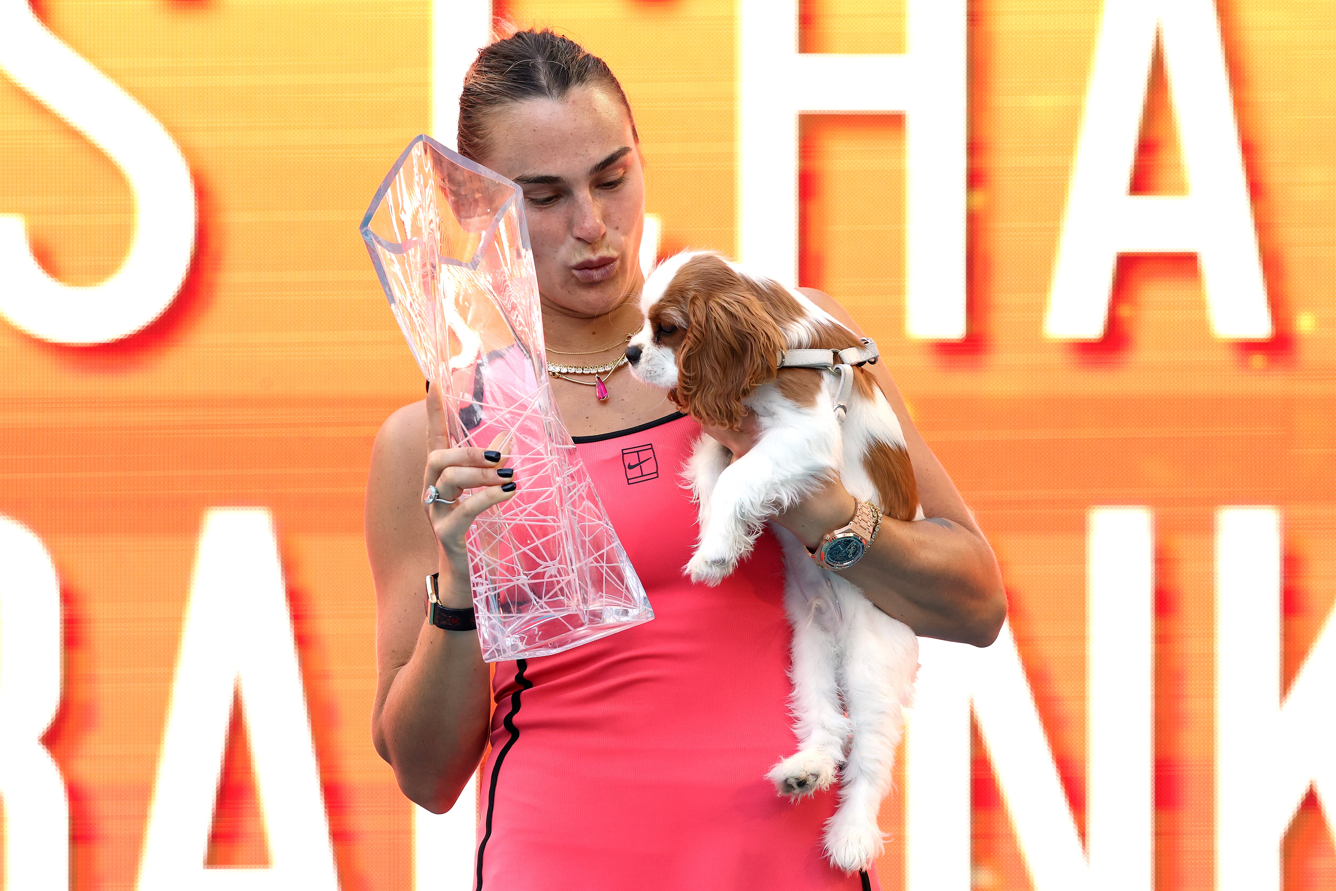 <p>Aryna Sabalenka celebró con su perro Ash tras ganar el Abierto de Miami</p>