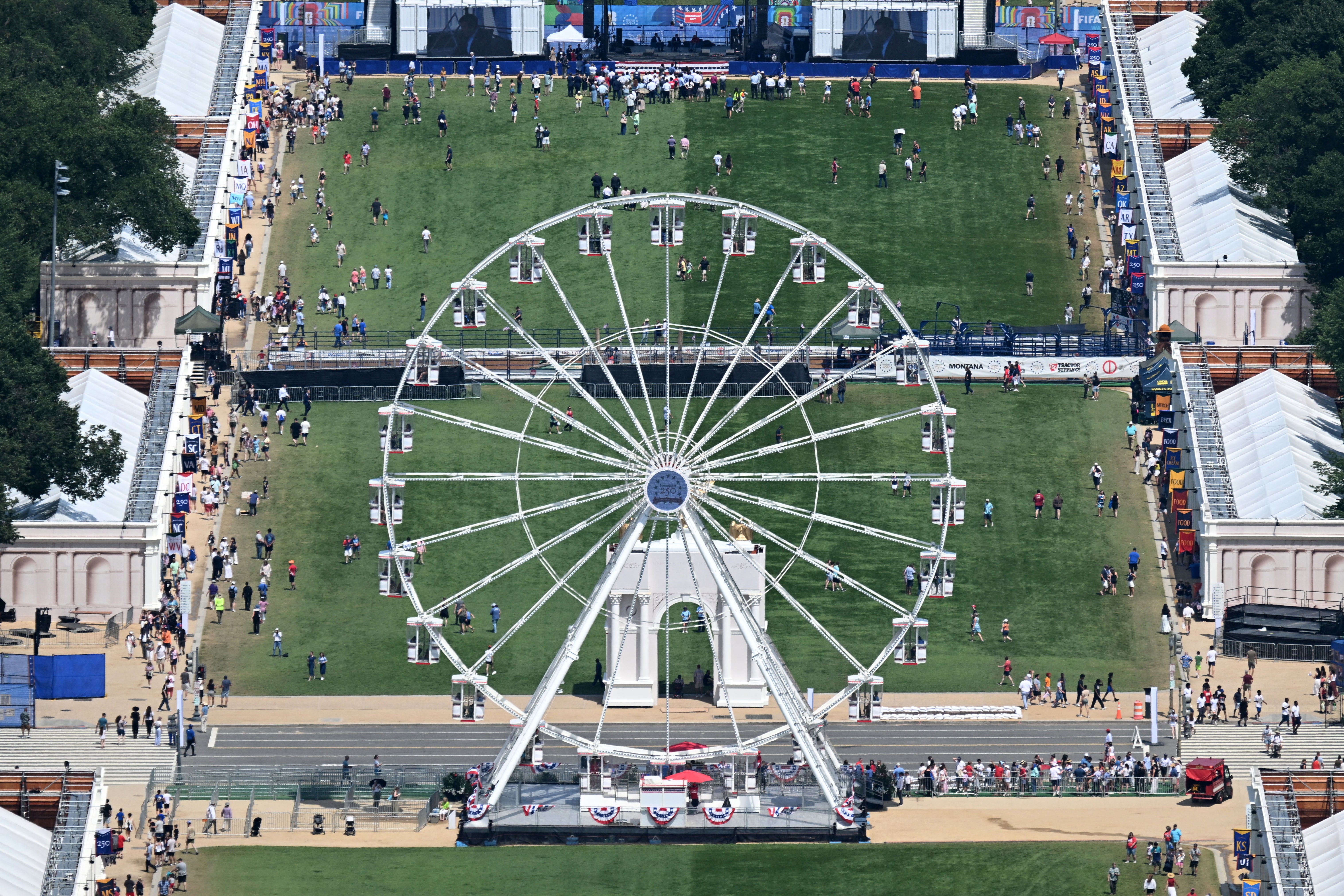 La noria se alza frente a una franja prácticamente desierta del parque National Mall en La Gran Feria Estatal Estadounidense, una muestra de las tradiciones, la gente y la cultura de EE. UU. con motivo de la celebración del 250º aniversario de la Declaración de Independencia del país