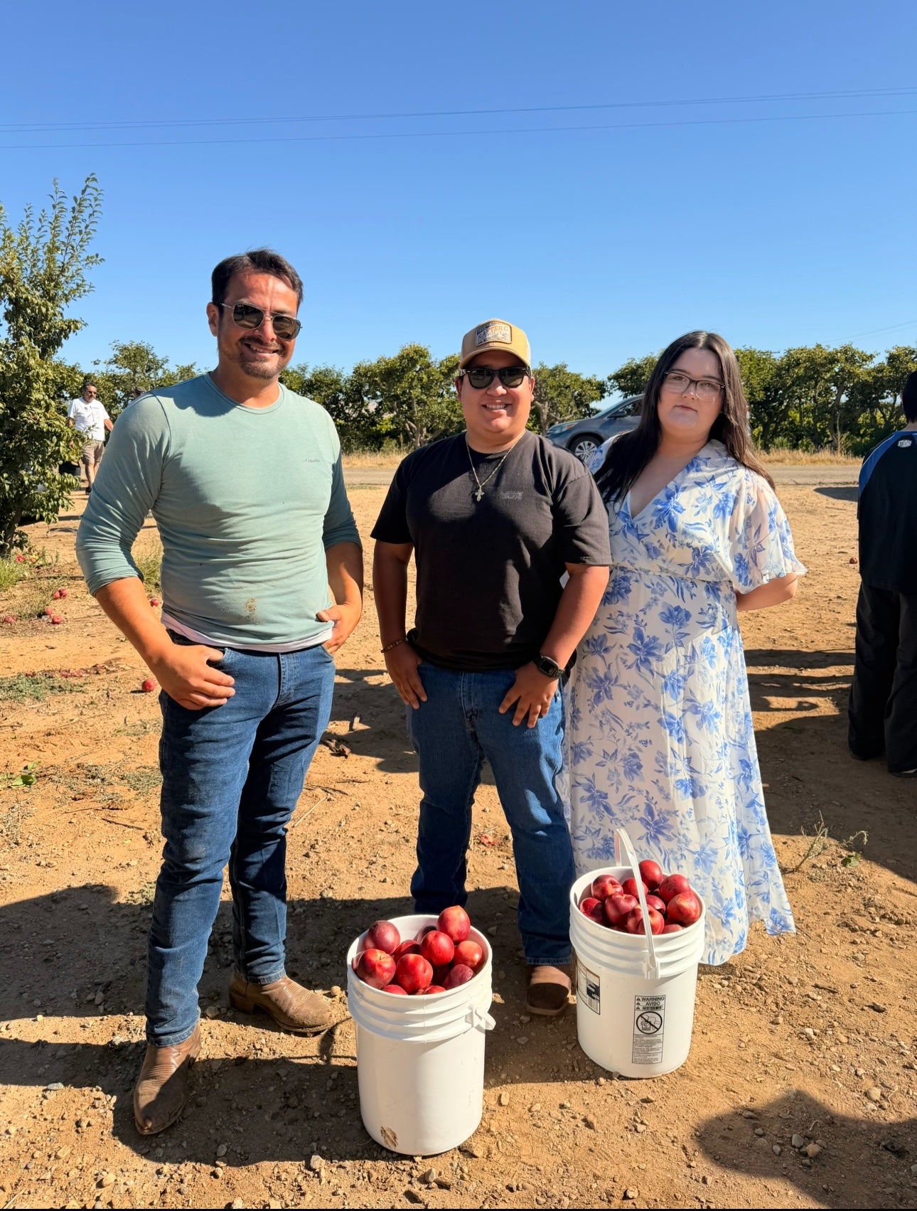 César Mora, de Reedley, decidió regalar sus nectarinas en lugar de dejar que se echaran a perder mientras enfrenta una batalla legal con una de las mayores empresas productoras de frutas y verduras de Estados Unidos