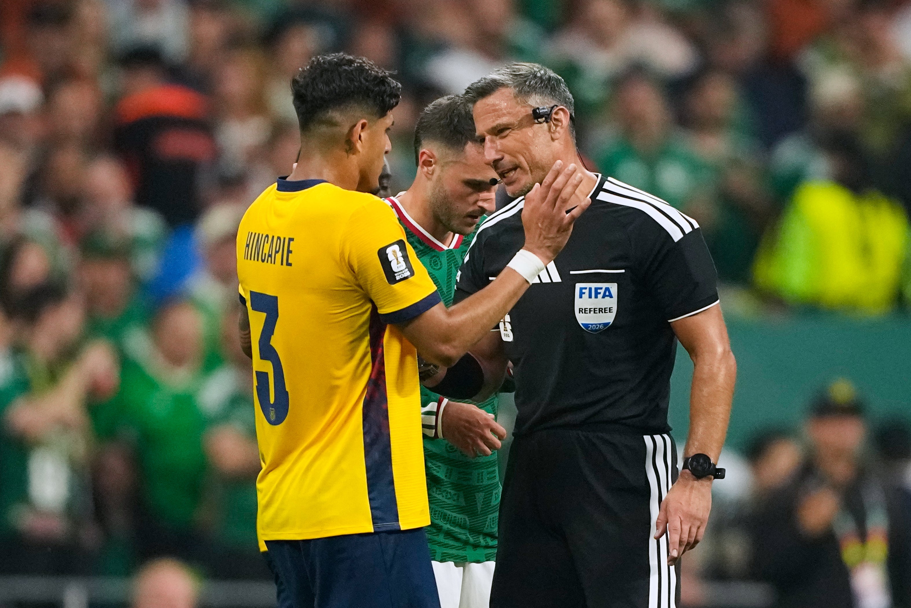 ¿Por qué árbitros han expulsado a jugadores por cubrirse la boca? La FIFA aplica la 'Ley Prestianni'