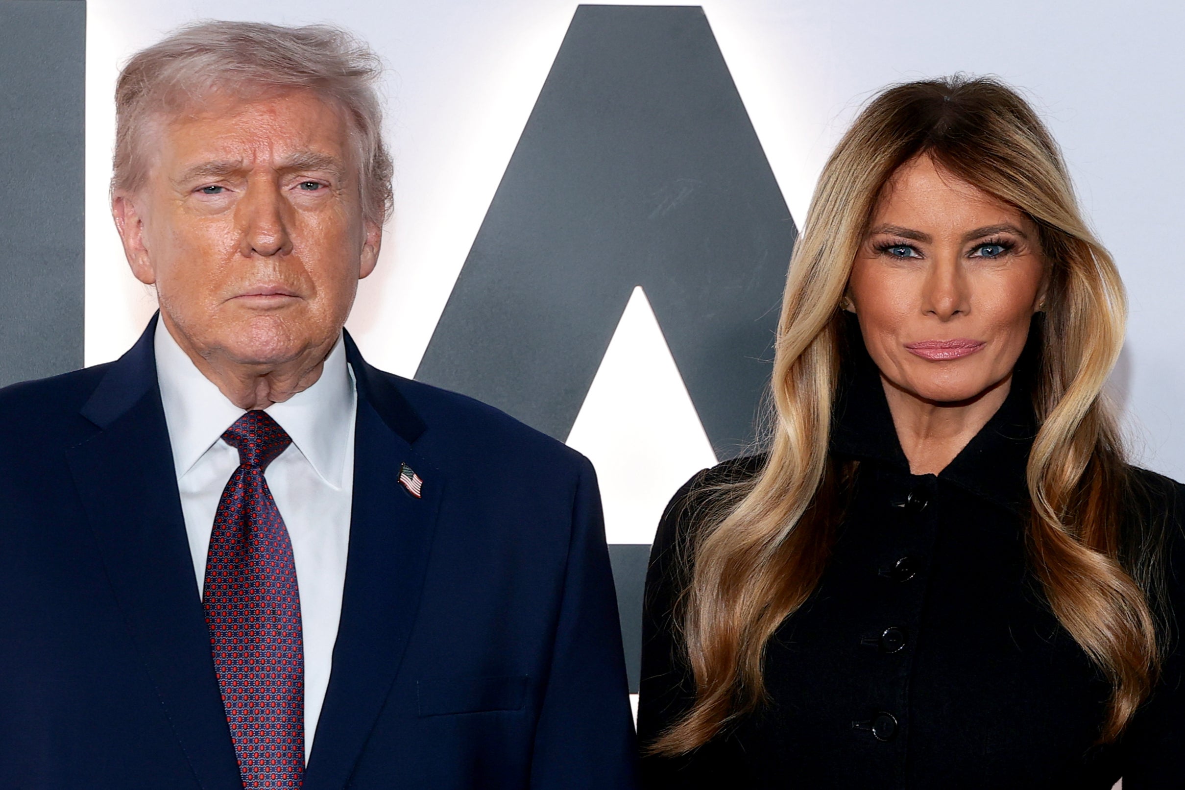 El presidente de EE. UU., Donald Trump, y la primera dama, Melania Trump, asistiendo al estreno de la película ‘Melania’, de Amazon MGM, en enero de 2026