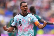Bélgica convierte penal en tiempo extra y vence 3-2 a Senegal en los 16avos de final del Mundial