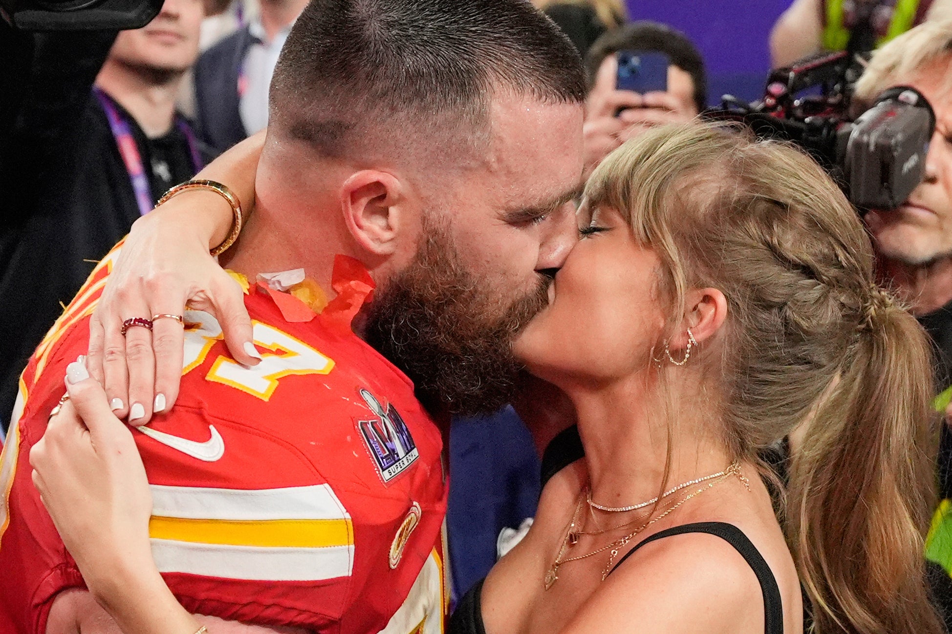 <p>Travis Kelce, ala cerrada de los Kansas City Chiefs, y Taylor Swift se besan tras el Super Bowl de la NFL de 2024  </p>