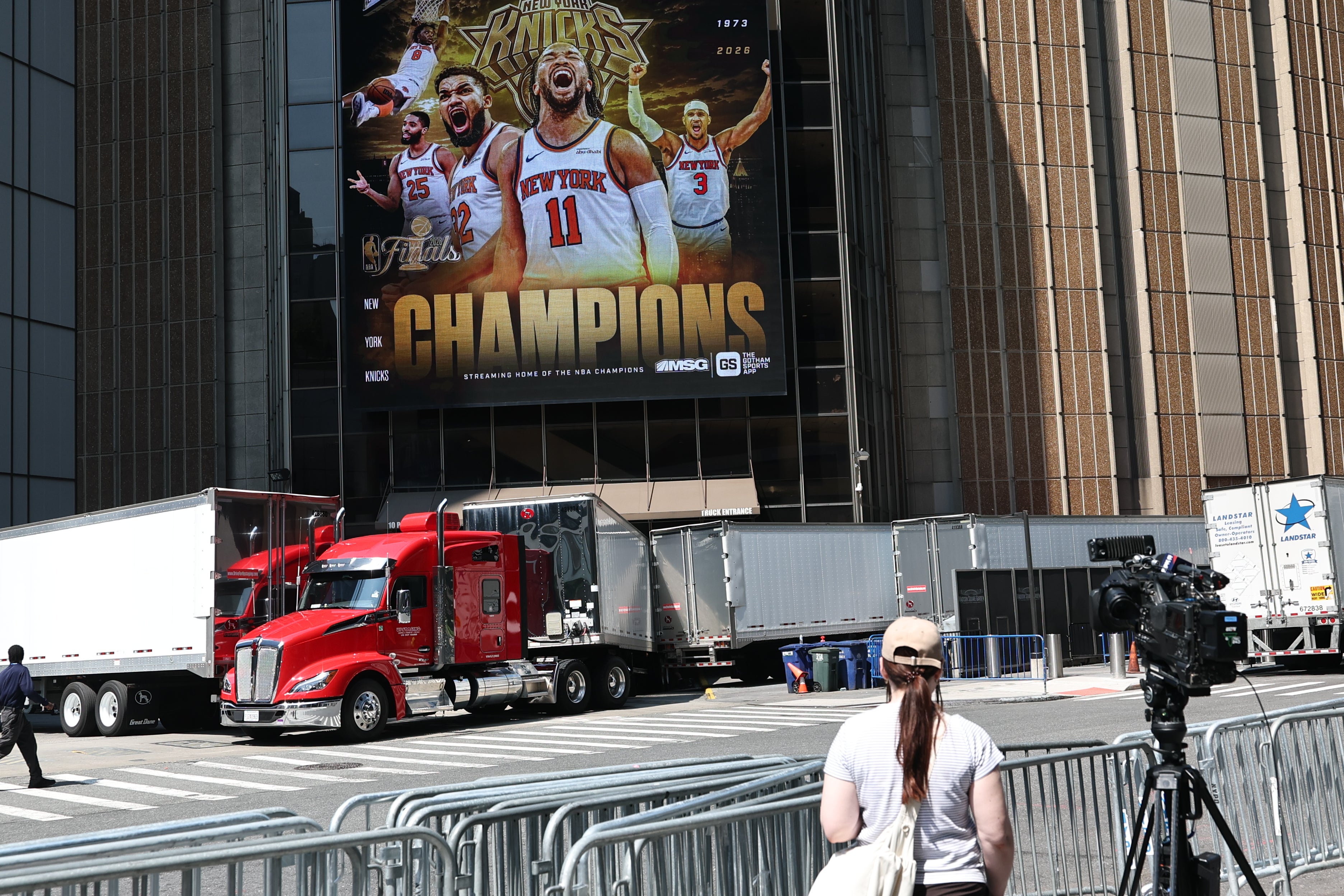 Camiones descargan suministros para la boda de Taylor Swift y Travis Kelce en el Madison Square Garden, que reunirá a unos 1.000 invitados este fin de semana