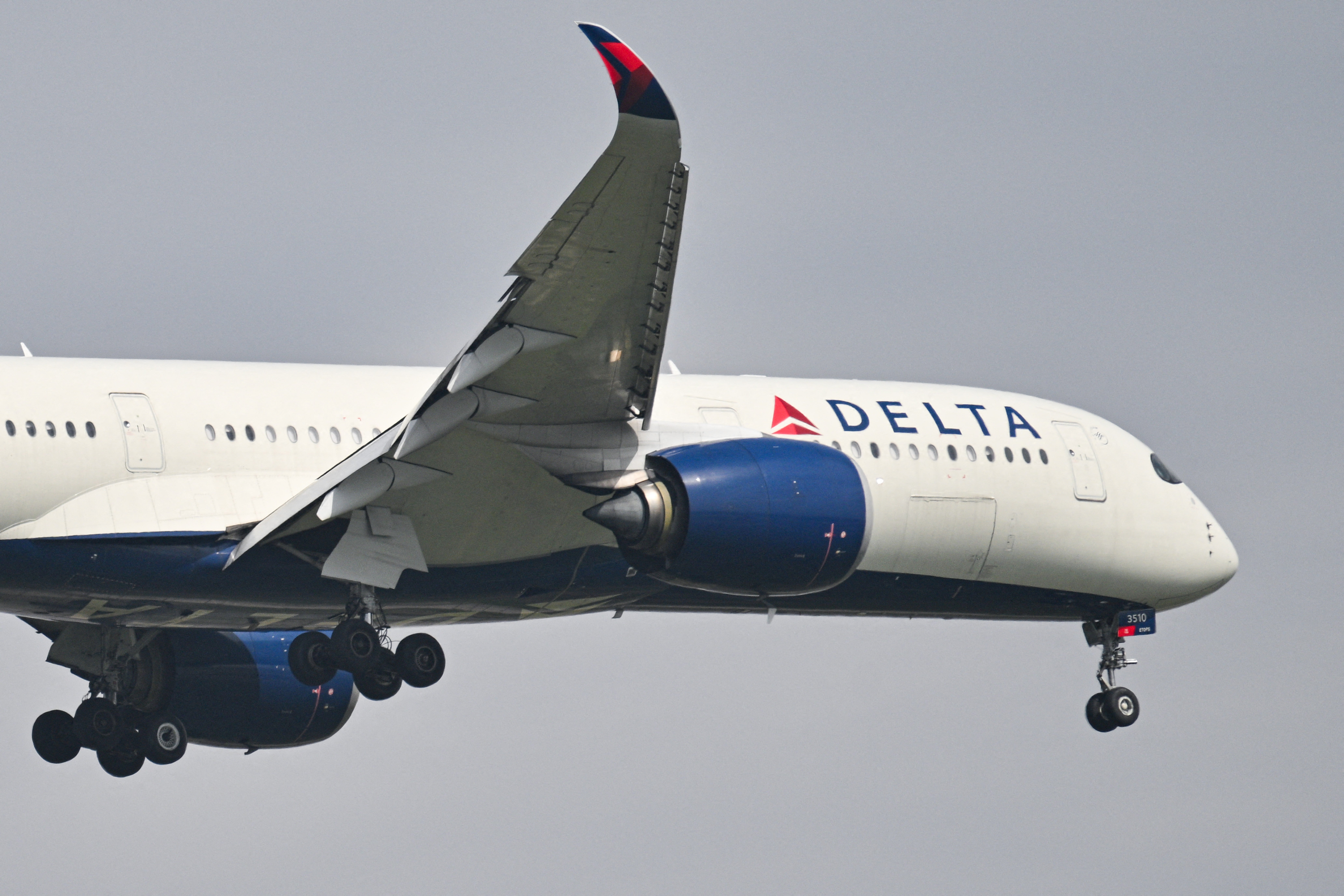 Delta Air Lines se enfrenta a una demanda presentada por un grupo de 20 pasajeros que resultaron heridos tras sufrir graves turbulencias en un vuelo de 2025