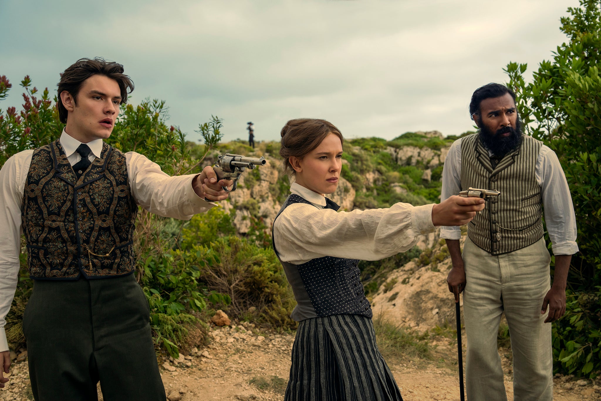 Louis Partridge, Millie Bobby Brown y Himesh Patel en ‘Enola Holmes 3’