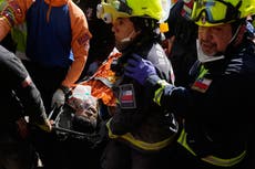 Equipos de rescate en Venezuela se aferran a la esperanza mientras EEUU rechaza críticas al gobierno