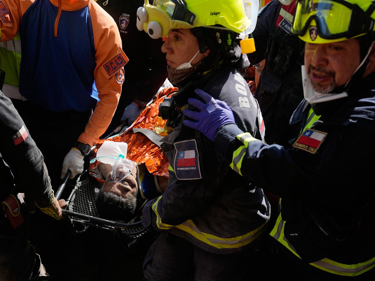 Equipos de rescate en Venezuela se aferran a la esperanza mientras EEUU rechaza críticas al gobierno | Independent Español