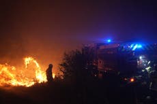 Incendios forestales arrasan el sur de Francia al tiempo que calor y sequía avivan las llamas
