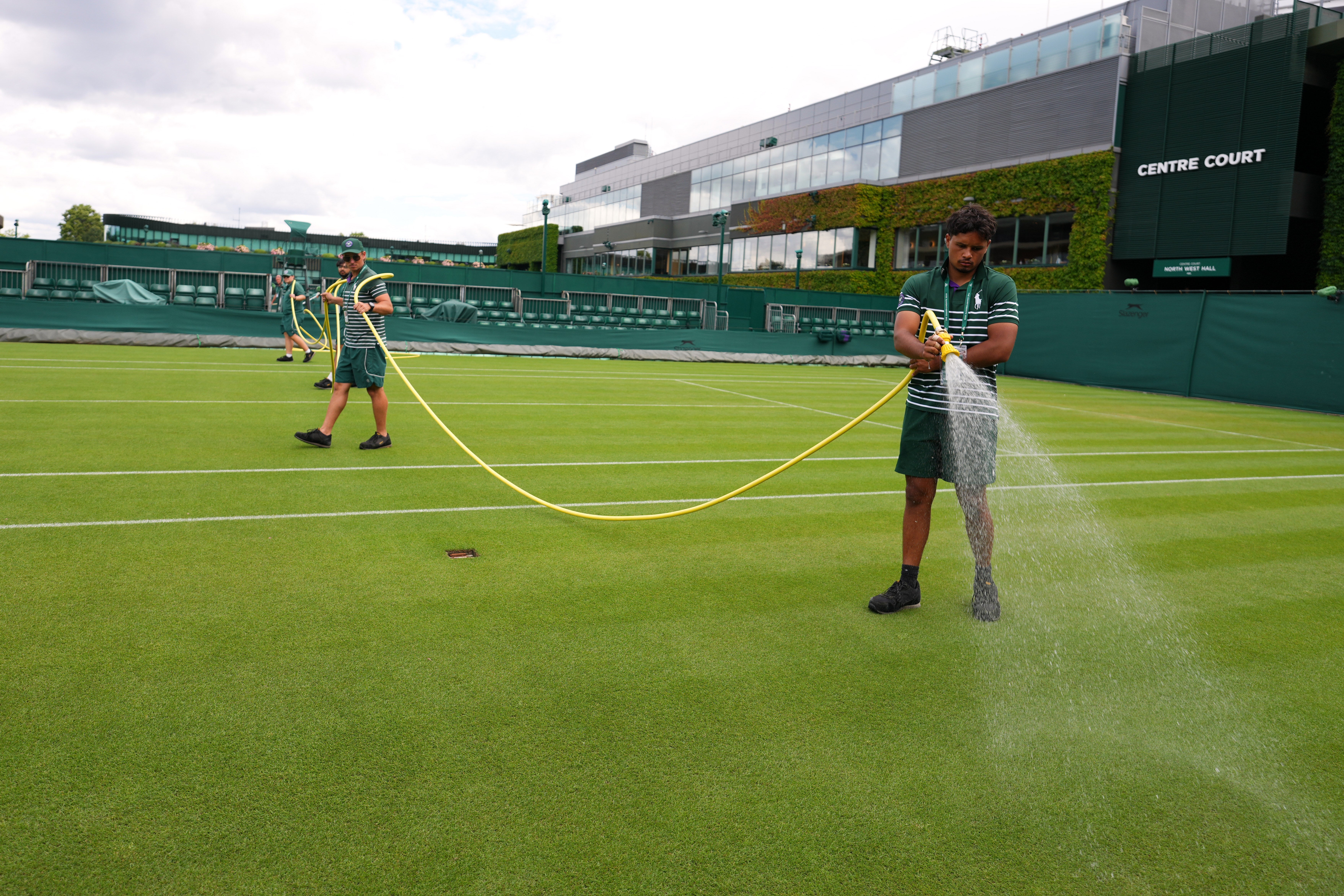 Wimbledon mantuvo su césped verde mientras otros céspedes de Londres se secaban por calor récord