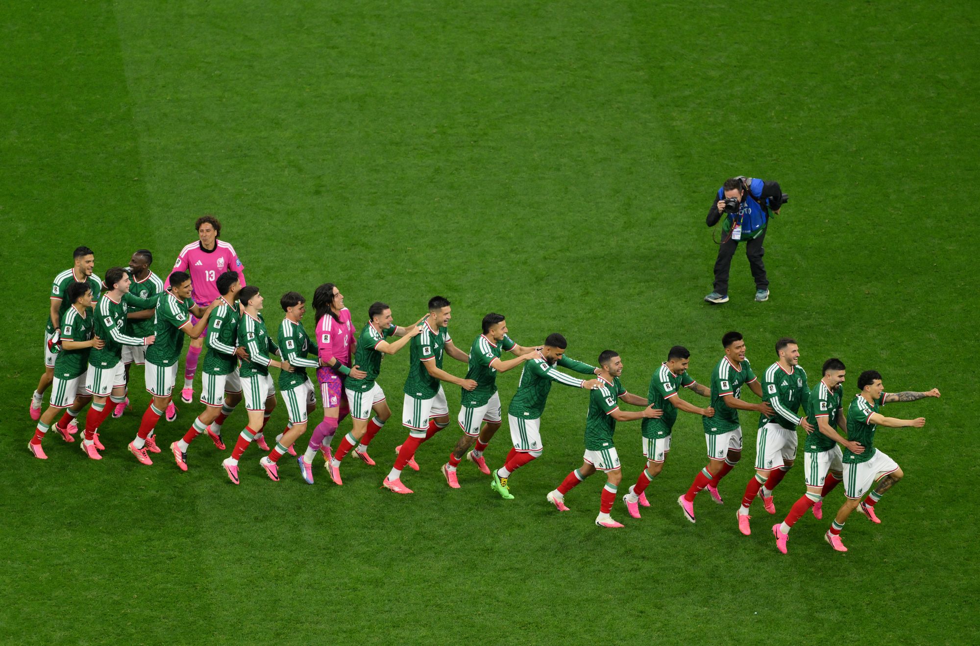 Los jugadores de México celebran bailando tras la victoria de su equipo