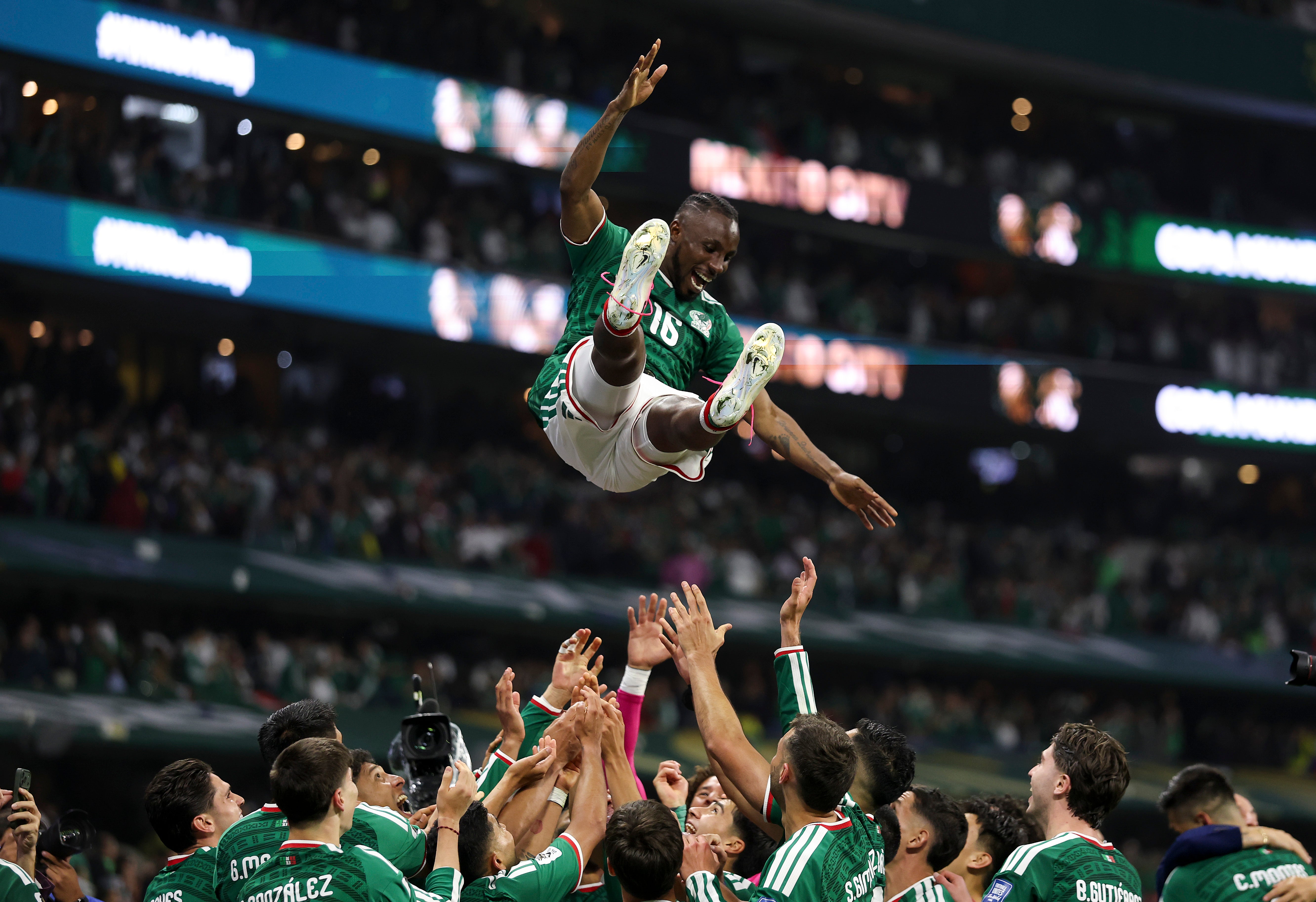 Los compañeros de equipo de Julian Quinones, el número 16 de México, lo lanzan por el aire mientras celebran la victoria del equipo