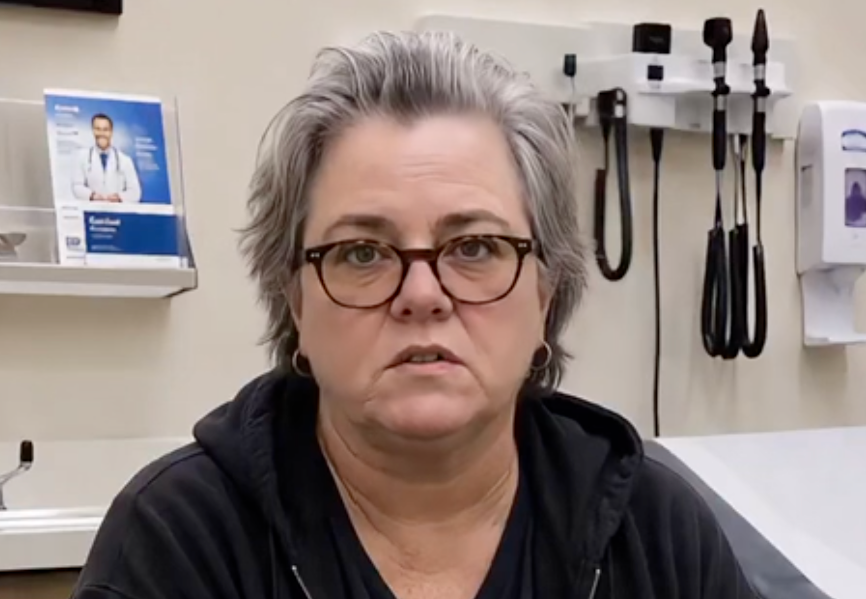 Una versión de Rosie O'Donnell generada por IA afirma que viene “sufriendo desde hace más de una década”