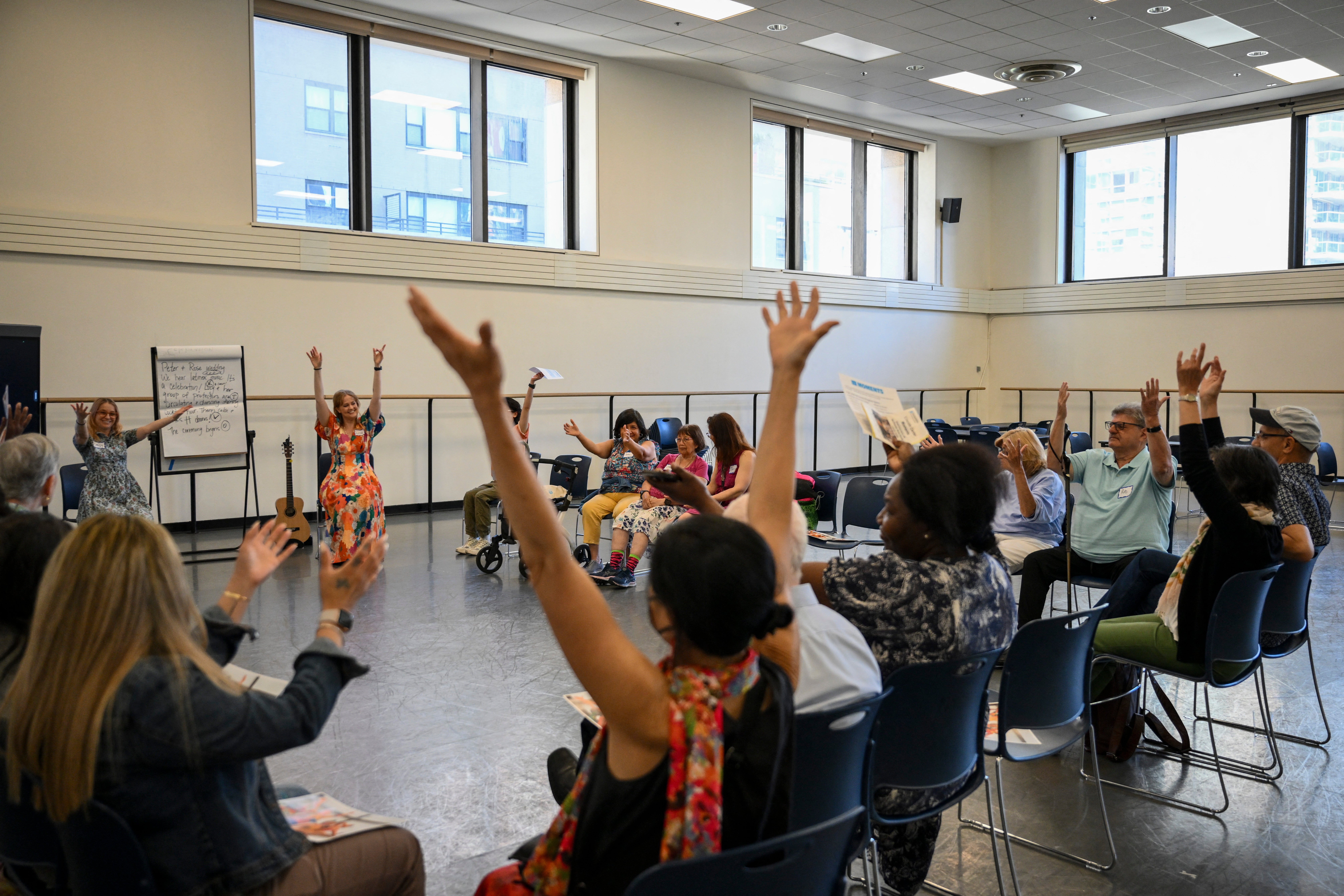 Quienes asistieron participan en “Lincoln Center Moments”, un programa basado en interpretaciones artísticas, el primero de su clase, creado específicamente para personas con demencia