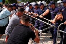 Policía albanesa lanza gas lacrimógeno contra manifestantes en Tirana