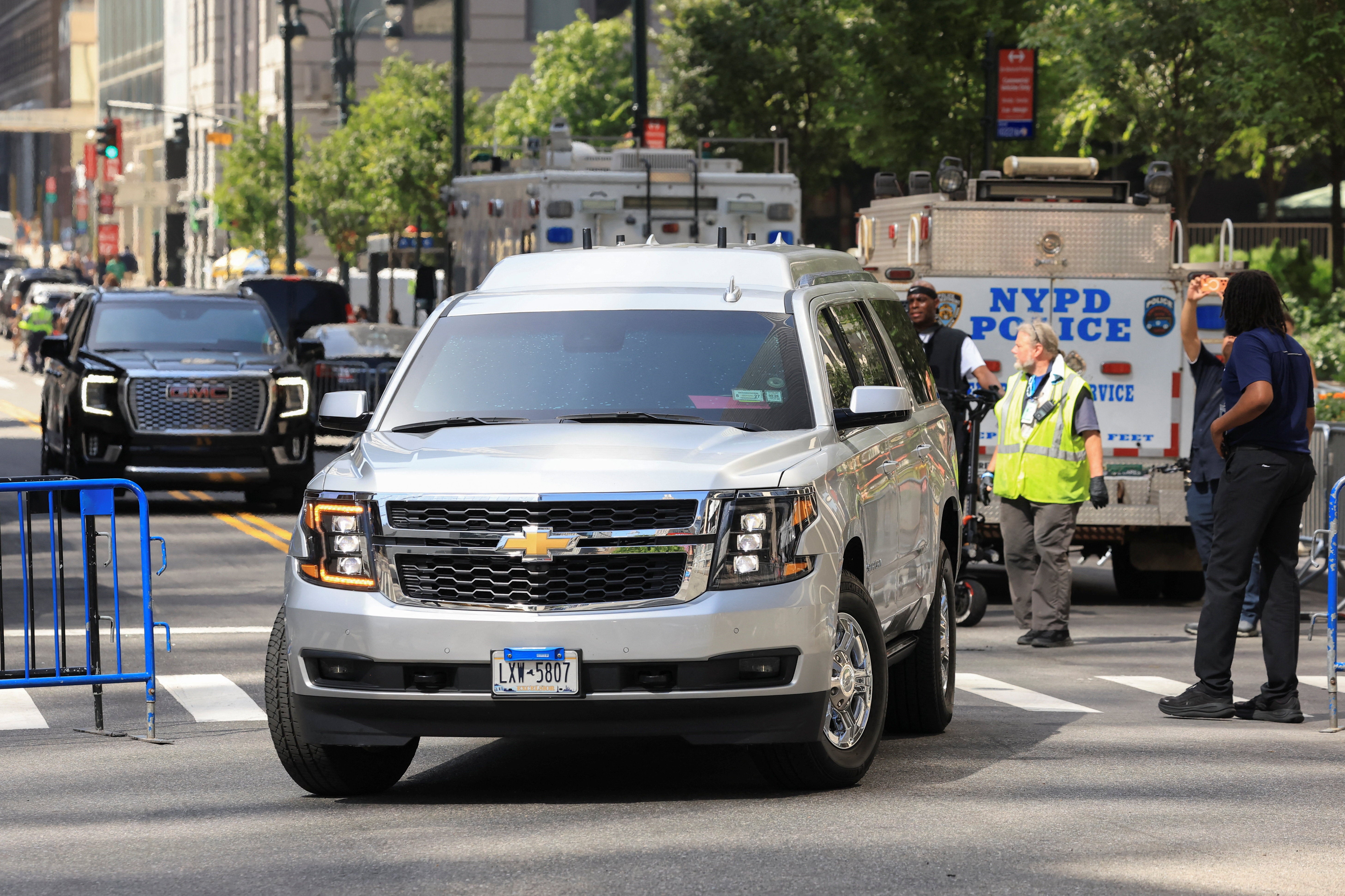 Agentes de policía dirigen una SUV que, según reportes, transportaba a Taylor Swift. Fuentes señalaron que la elección del Madison Square Garden como sede de la boda representa un "gran inconveniente" para la ciudad