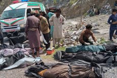 40 muertos al caer un autobús de pasajeros a un barranco en Pakistán
