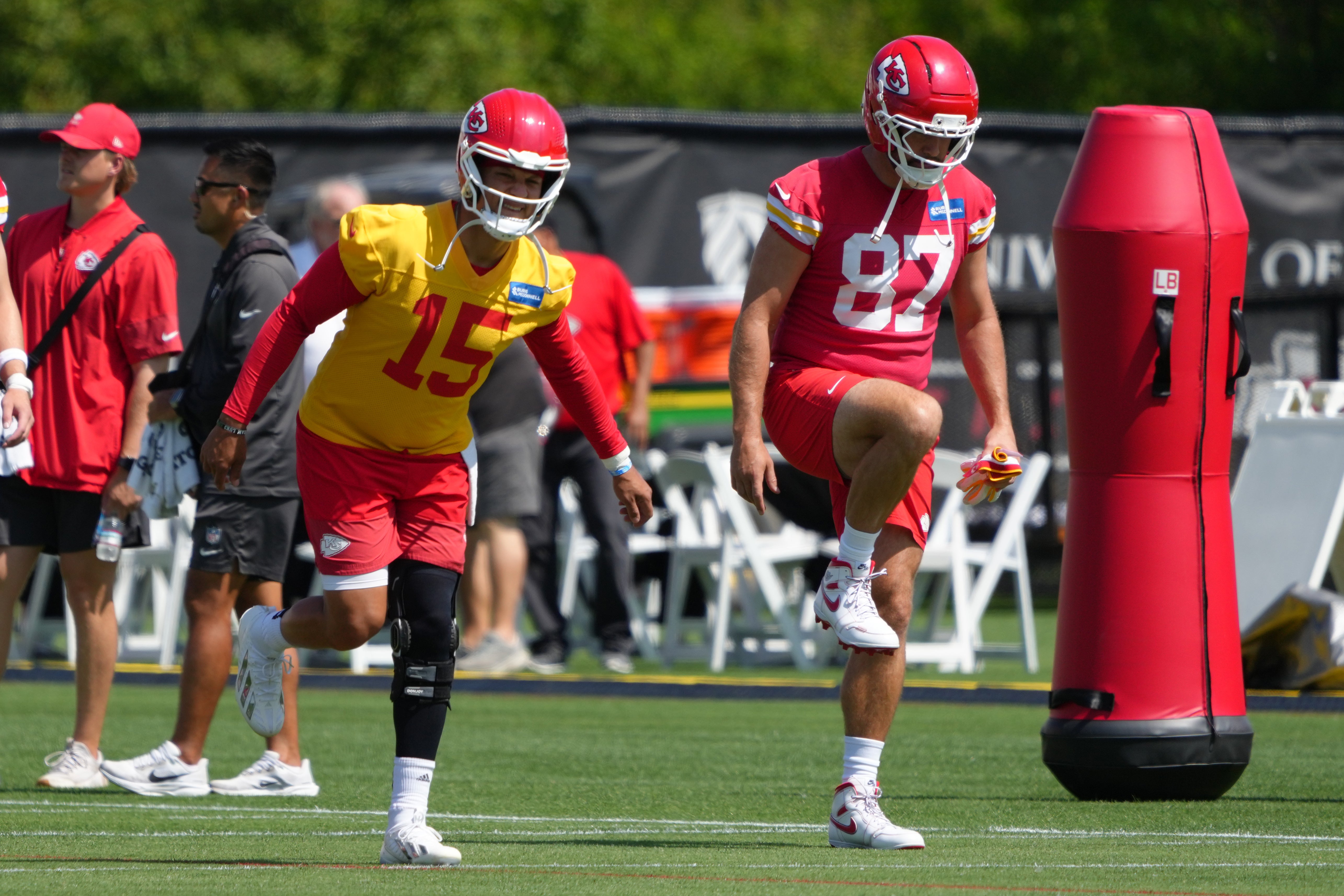 Compañeros de Travis Kelce y astros del deporte asistirían a su boda con Taylor Swift