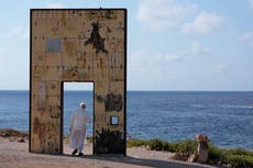 El papa León visita Lampedusa y reza por los migrantes muertos
