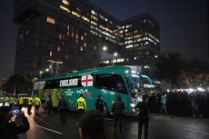 Decenas de aficionados mexicanos tocan bocinas fuera del hotel de Inglaterra