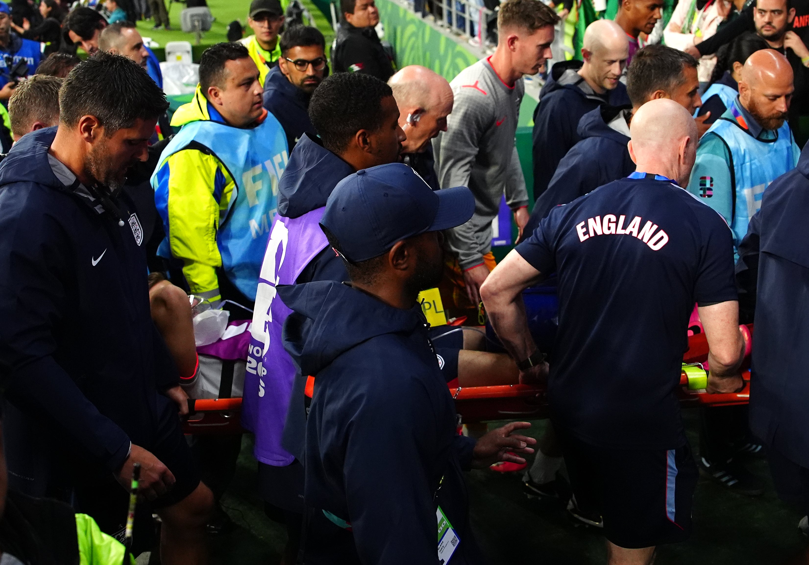 <p>Jordan Henderson abandona el terreno de juego en camilla tras sufrir una lesión</p>