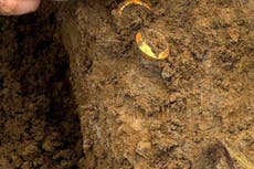 Hallan anillos de oro de hace unos 2.000 años durante excavación en sitio arqueológico de Tailandia