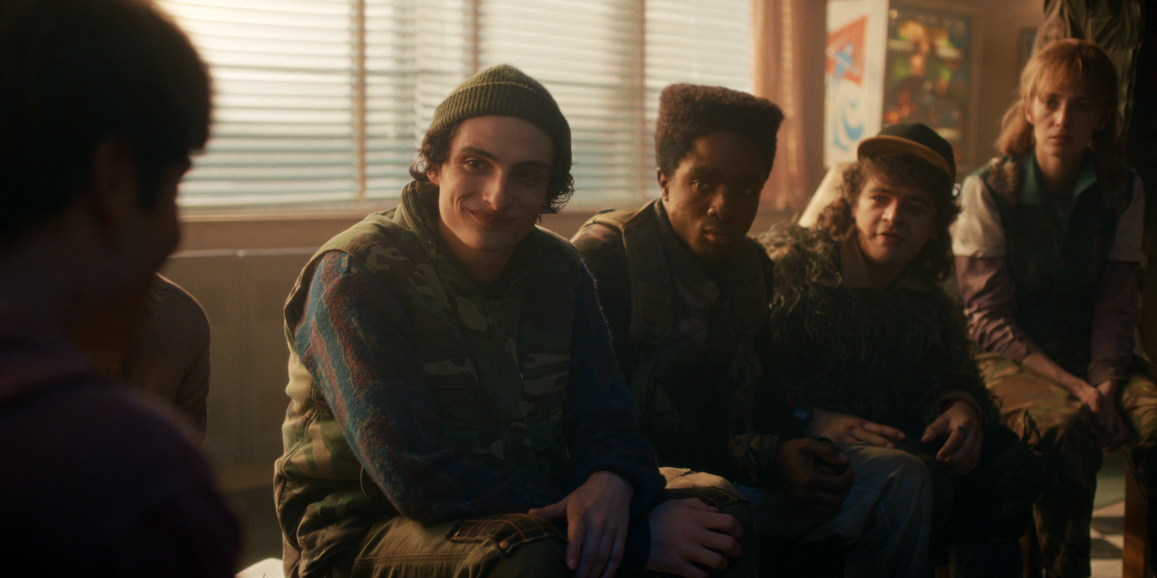 De izquierda a derecha: Finn Wolfhard, Caleb McLaughlin, Gaten Matarazzo y Maya Hawke en la temporada final de ‘Stranger Things’